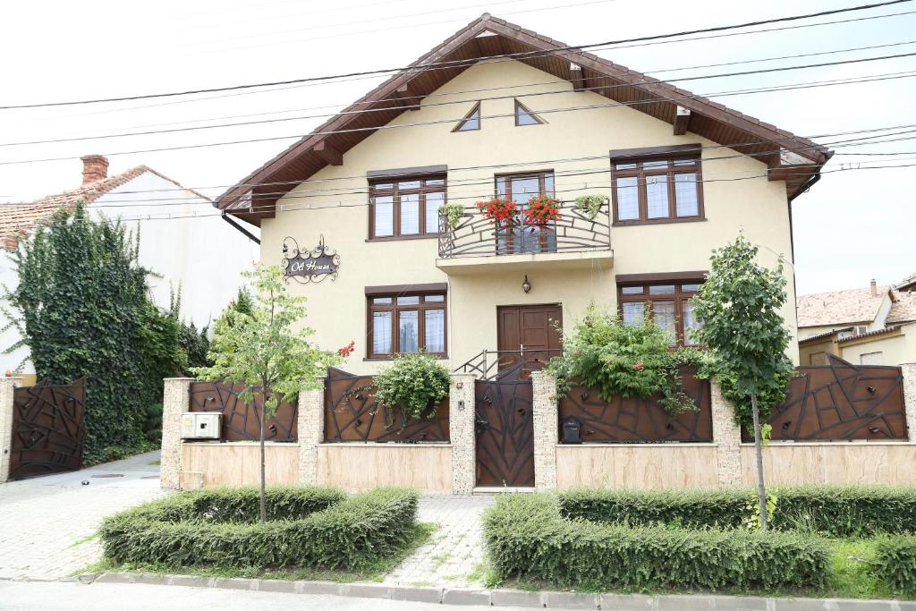 una casa con una puerta y una valla en Oli House, en Alba Iulia