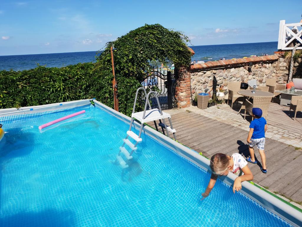 Bazén v ubytování Dom Przy Plaży nebo v jeho okolí