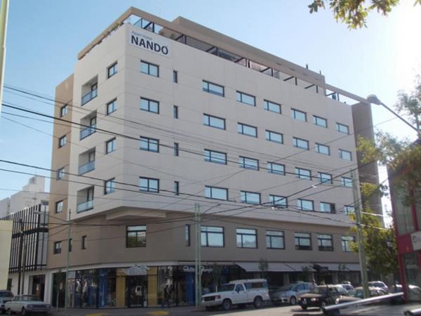 um grande edifício branco com um cartaz em Nandó Apart Hotel em Cipolletti