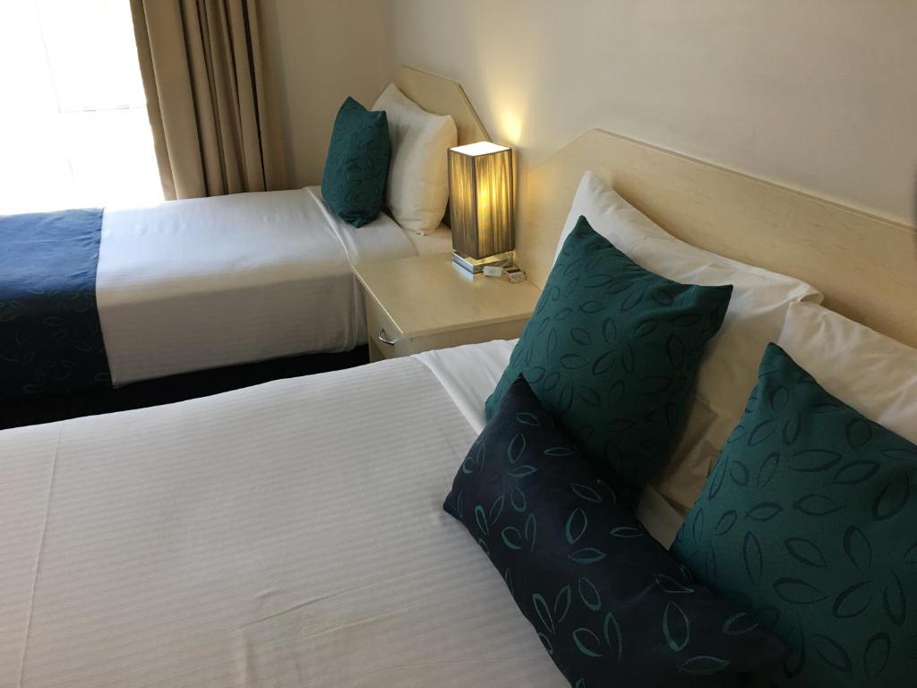 Ein Bett oder Betten in einem Zimmer der Unterkunft Tuckerbox Motor Inn