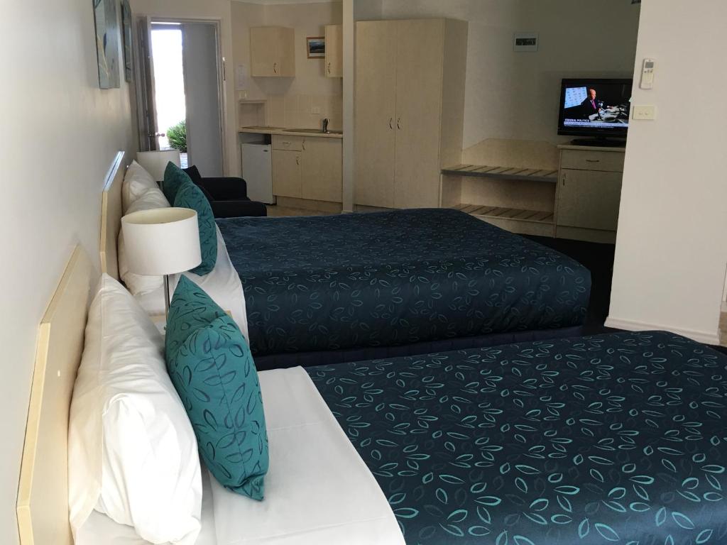 Ein Bett oder Betten in einem Zimmer der Unterkunft Tuckerbox Motor Inn