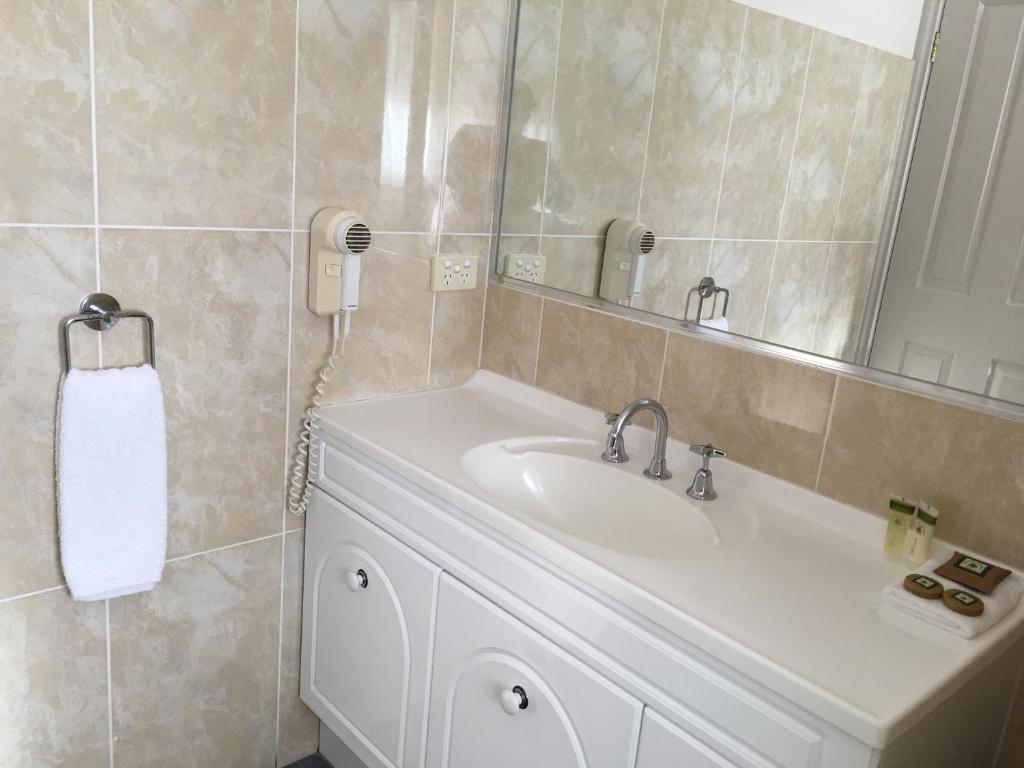 Ein Badezimmer in der Unterkunft Tuckerbox Motor Inn