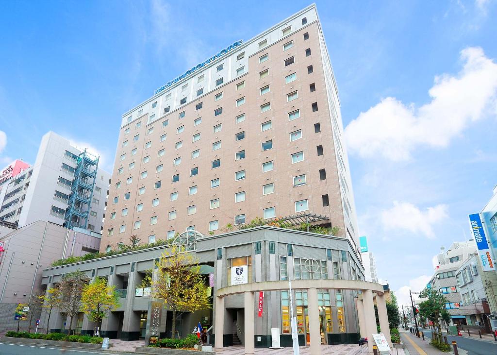 un gran edificio en una ciudad con en Tachikawa Washington Hotel en Tachikawa