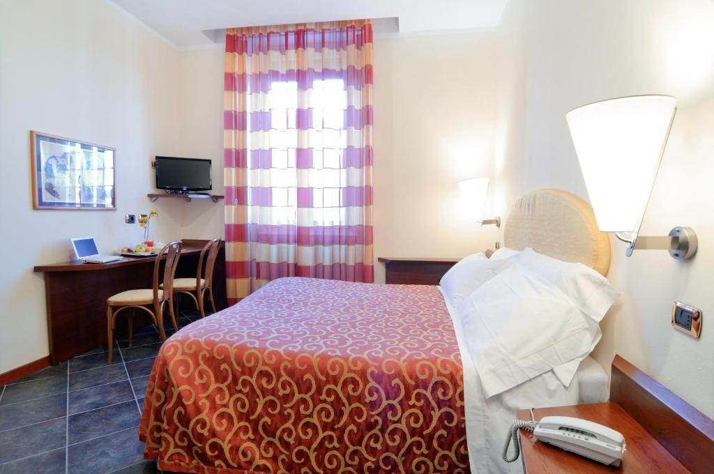Televízia a/alebo spoločenská miestnosť v ubytovaní Antico Albergo Madonna