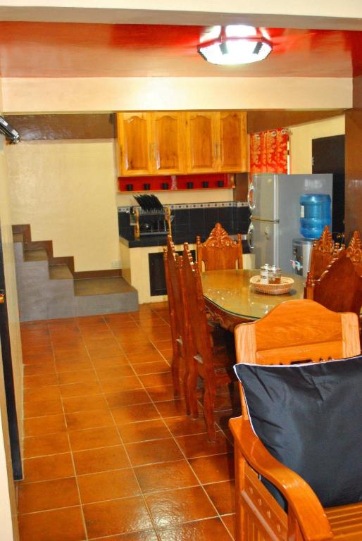 Kuchyň nebo kuchyňský kout v ubytování Fully AC 3BR House for 8pax near Airport and SM with 100mbps Wifi
