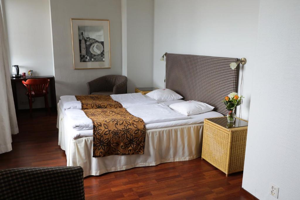 En eller flere senge i et værelse på Hotel Seurahuone
