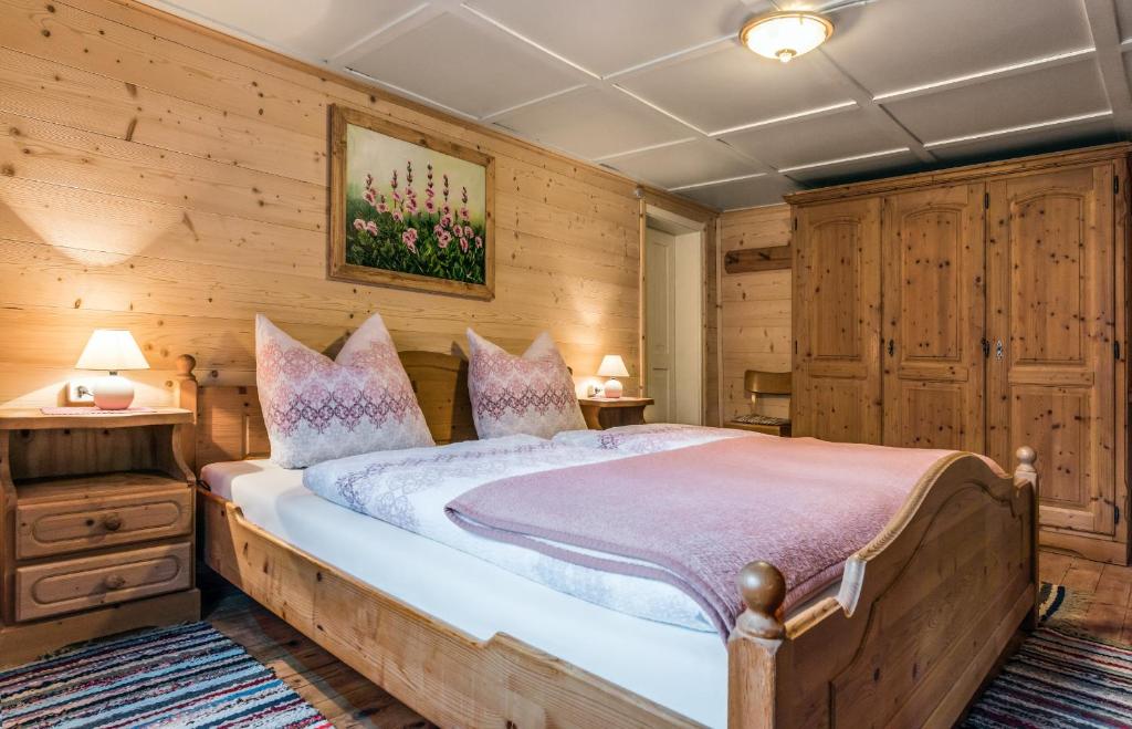 Postel nebo postele na pokoji v ubytování Haus Ganahl Klostertal