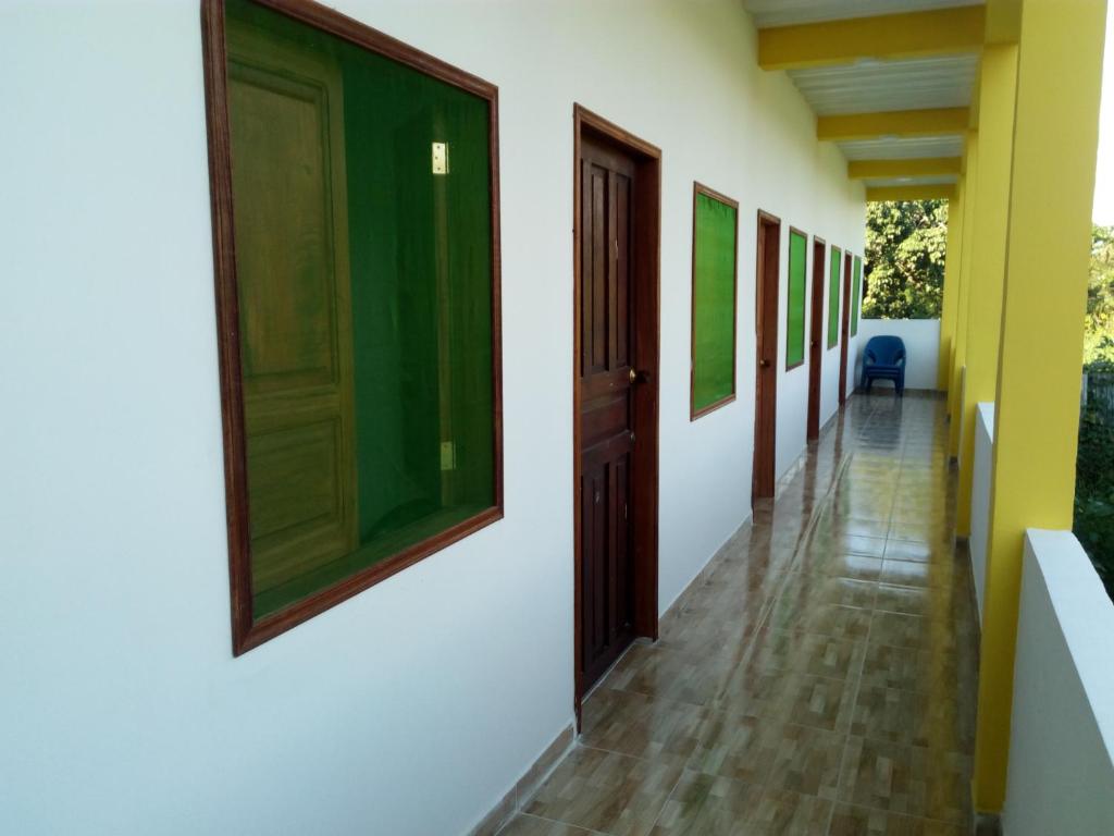 萊蒂西亞的住宿－El Sol，墙上画作的建筑走廊