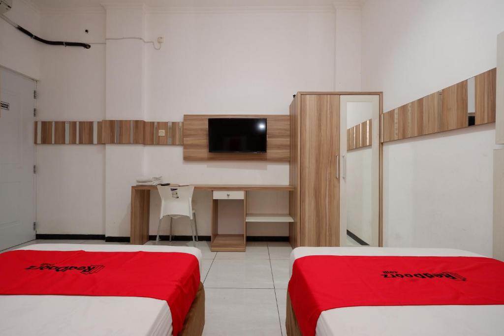 Postel nebo postele na pokoji v ubytování RedDoorz near Plaza Simpang Lima
