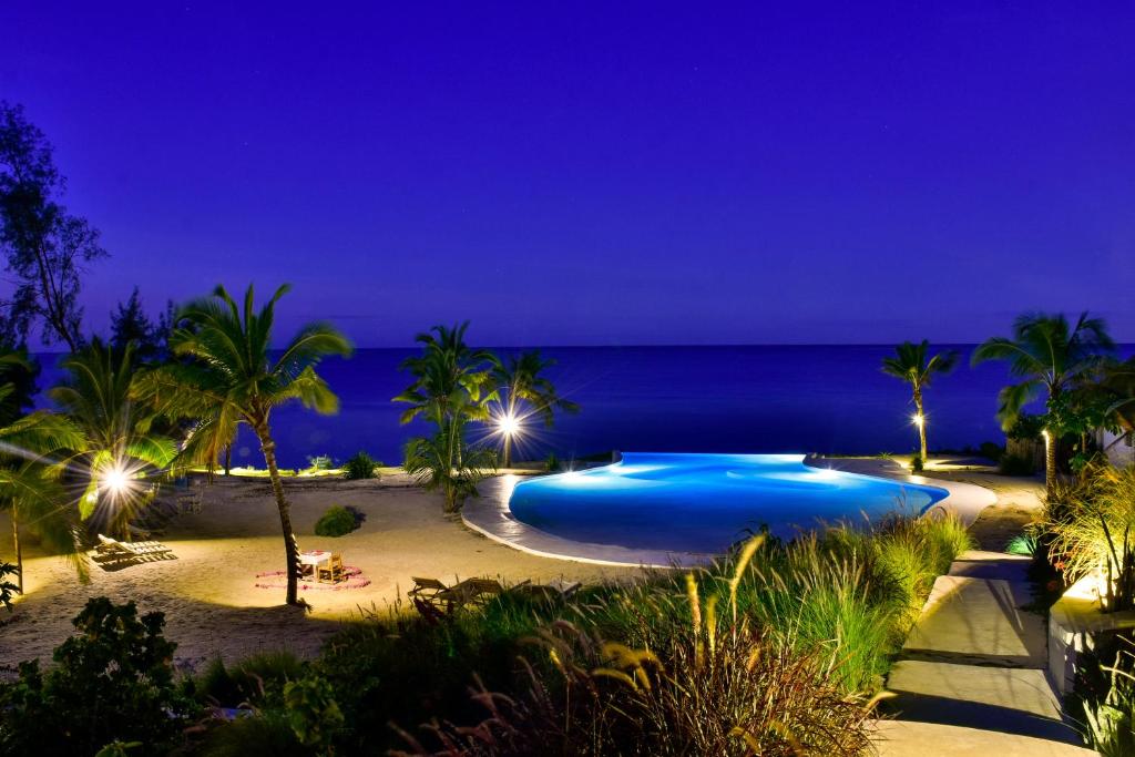 Bazén v ubytování Zanbluu Beach Hotel nebo v jeho okolí