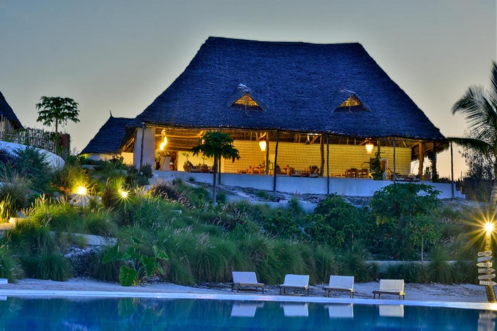 Bazén v ubytování Zanbluu Beach Hotel nebo v jeho okolí