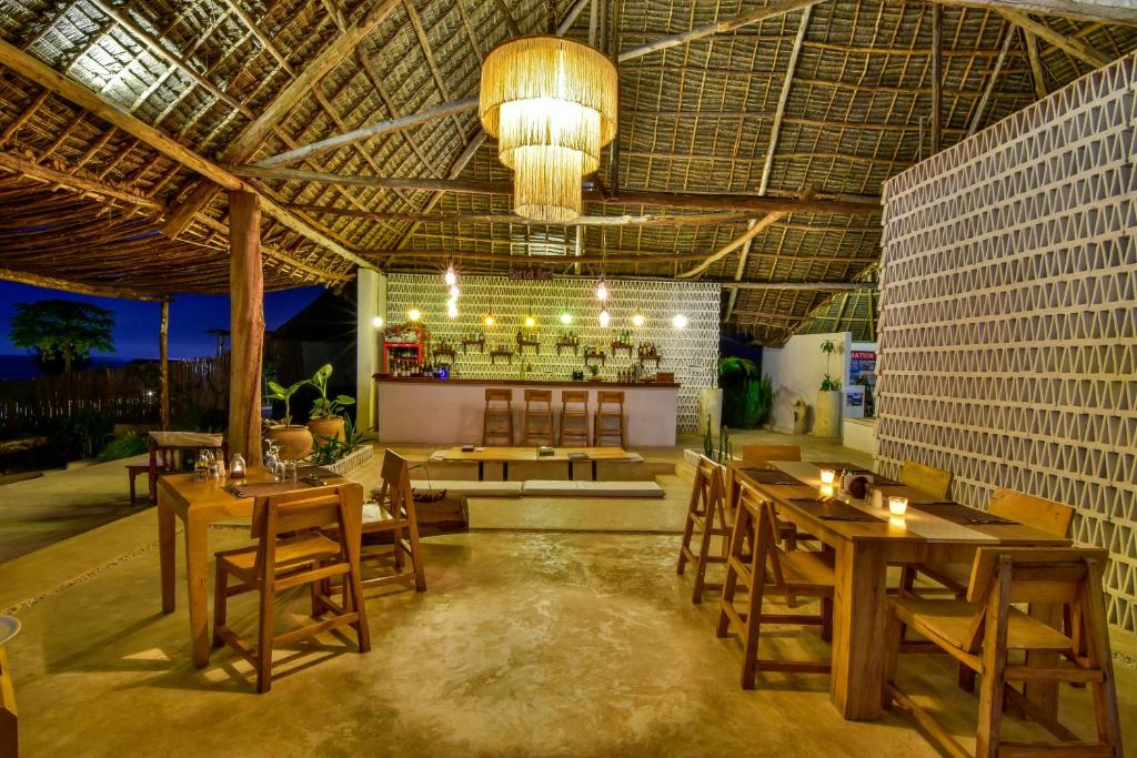 Restaurace v ubytování Zanbluu Beach Hotel