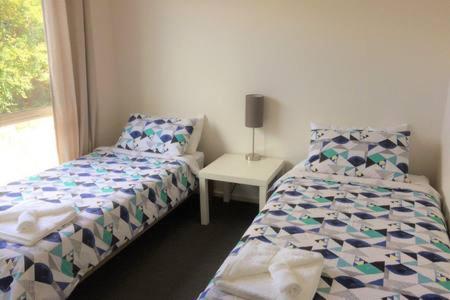 Postel nebo postele na pokoji v ubytování Bayview Beach House Apartment No 1