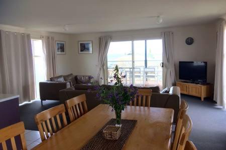 TV a/nebo společenská místnost v ubytování Bayview Beach House Apartment No 1