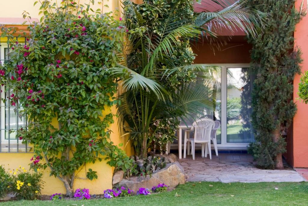 A garden outside Apartamentos Soho Boutique Vistahermosa