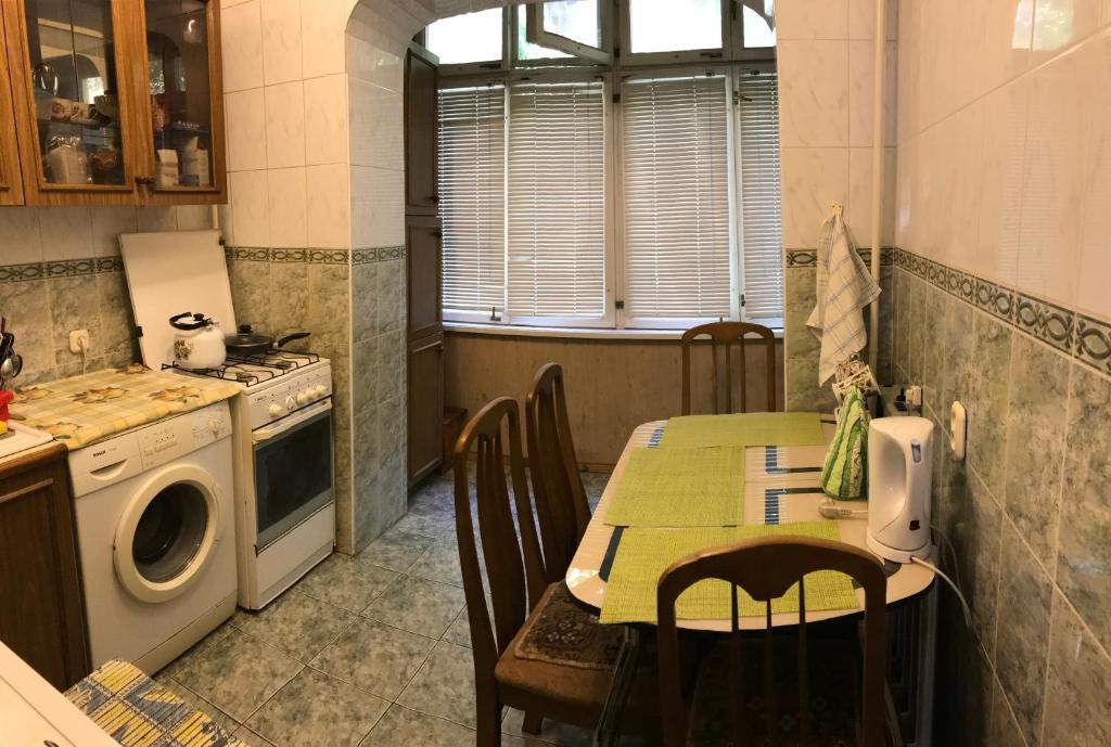キスロヴォツクにあるАпартаменты на ул. Тельманаのキッチン(テーブル、コンロ、シンク付)