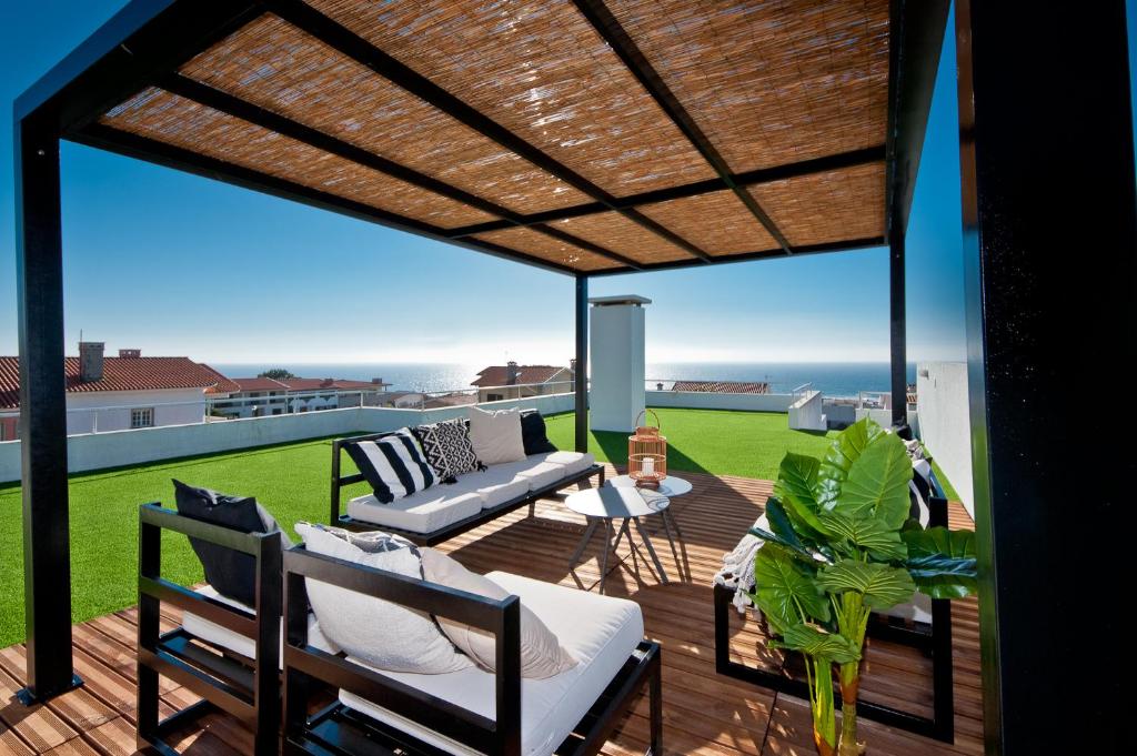 una terraza con vistas al océano en Casa da Légua, en Moledo