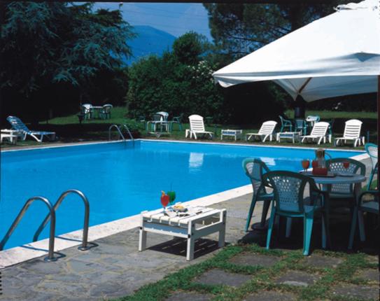 Bazén v ubytování Hotel First nebo v jeho okolí