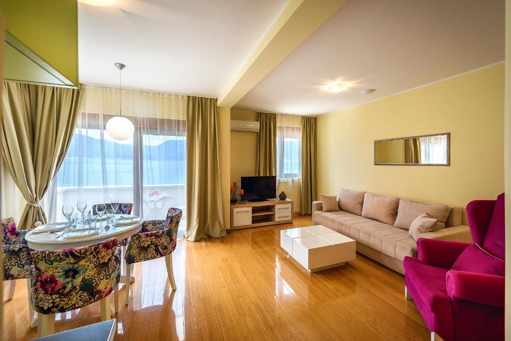 TV a/nebo společenská místnost v ubytování Santorini Apart