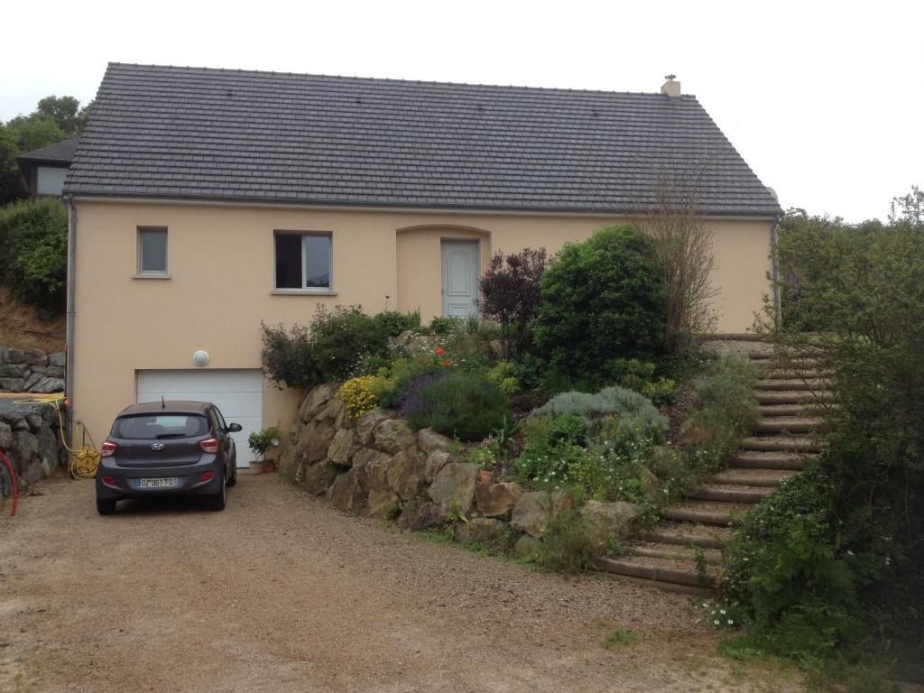 una casa con un coche aparcado delante de ella en lemarinel, en Barneville-Carteret