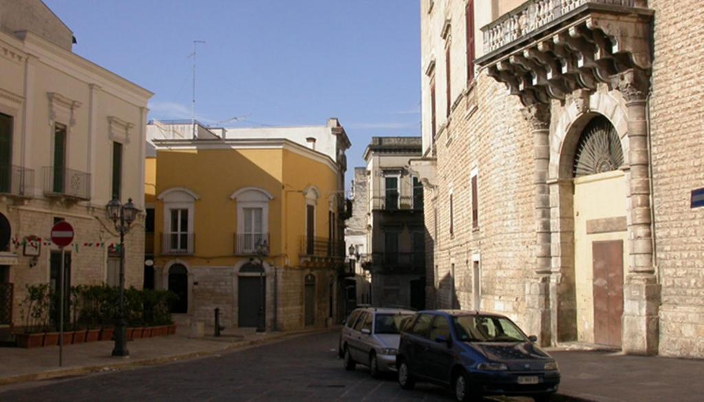 ein Auto, das auf einer Straße neben Gebäuden parkt in der Unterkunft Bed & Breakfast Palazzo Ducale in Andria
