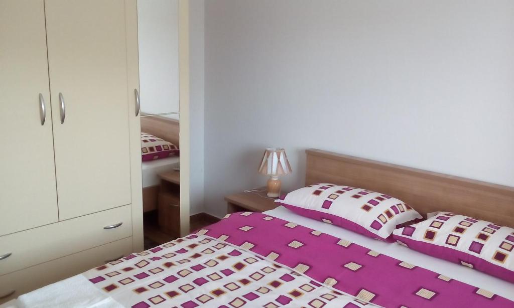 Postel nebo postele na pokoji v ubytování Apartmani Andrea