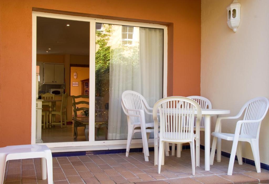 A patio or other outdoor area at Apartamentos Soho Boutique Vistahermosa