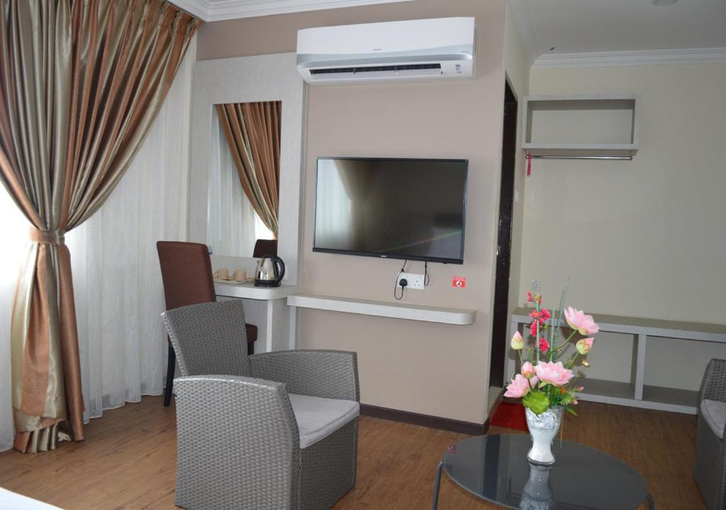 TV a/nebo společenská místnost v ubytování Angsoka Hotel