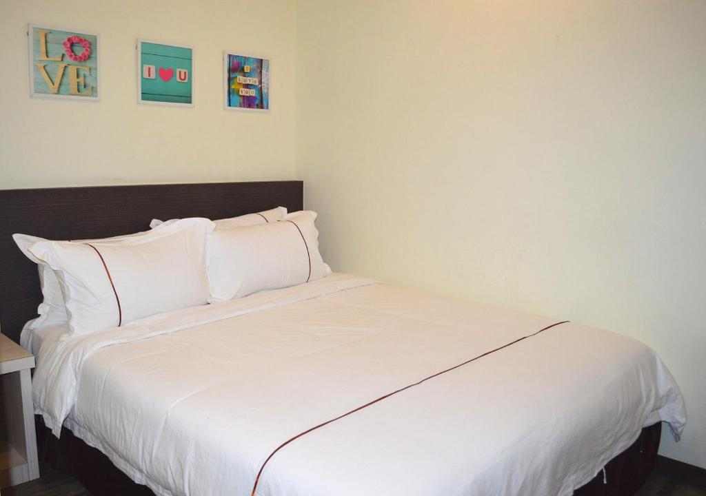 Postel nebo postele na pokoji v ubytování Angsoka Hotel