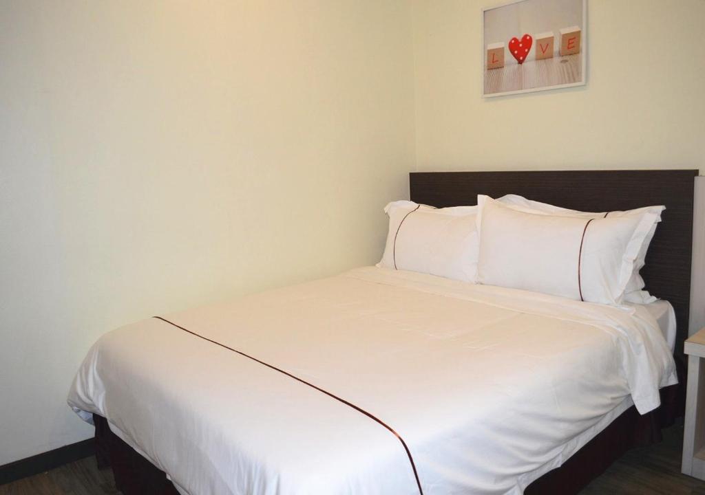 Postel nebo postele na pokoji v ubytování Angsoka Hotel