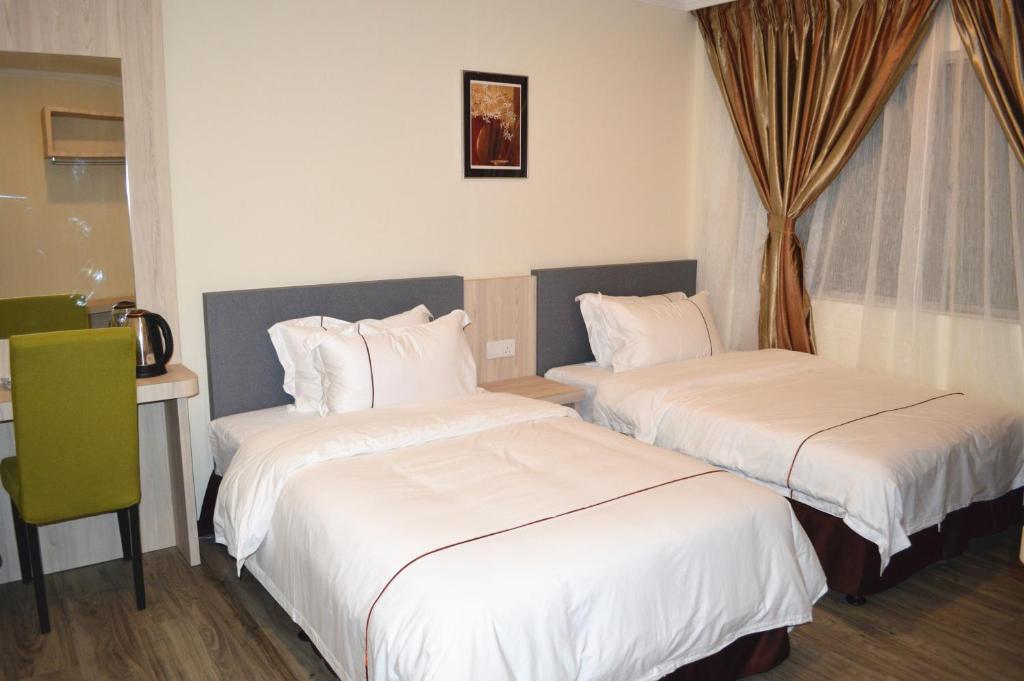 Postel nebo postele na pokoji v ubytování Angsoka Hotel