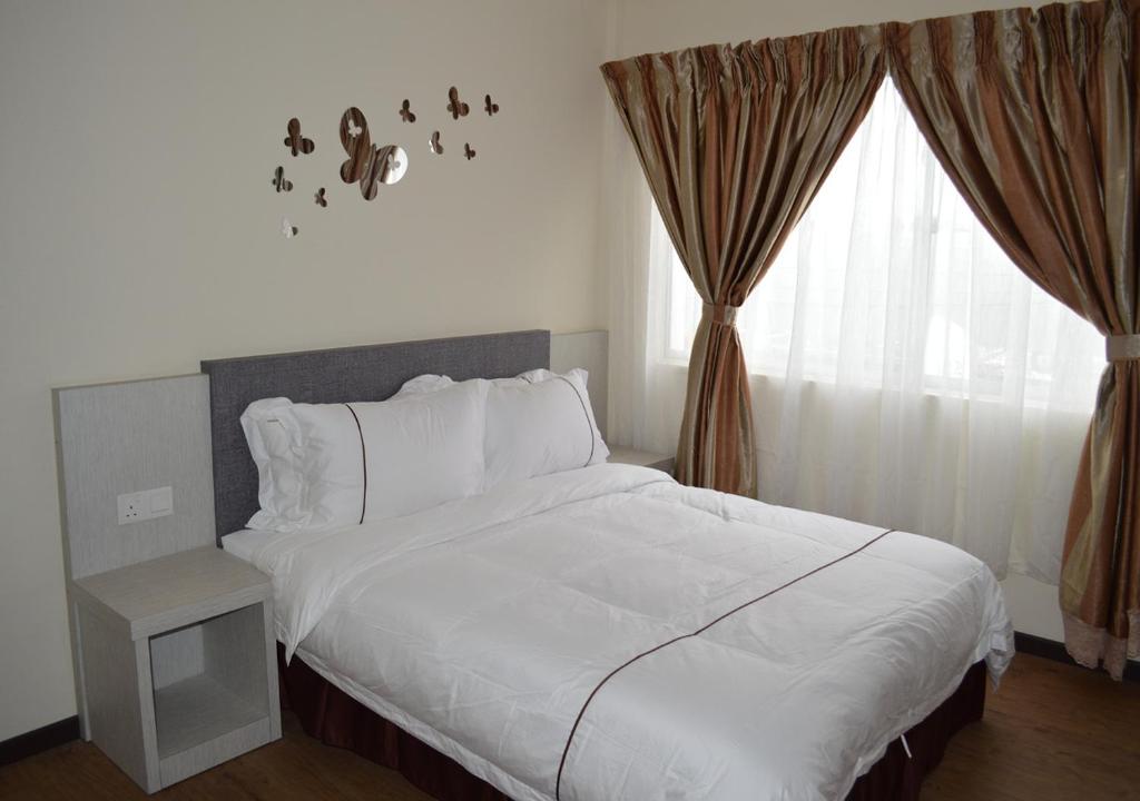 Postel nebo postele na pokoji v ubytování Angsoka Hotel