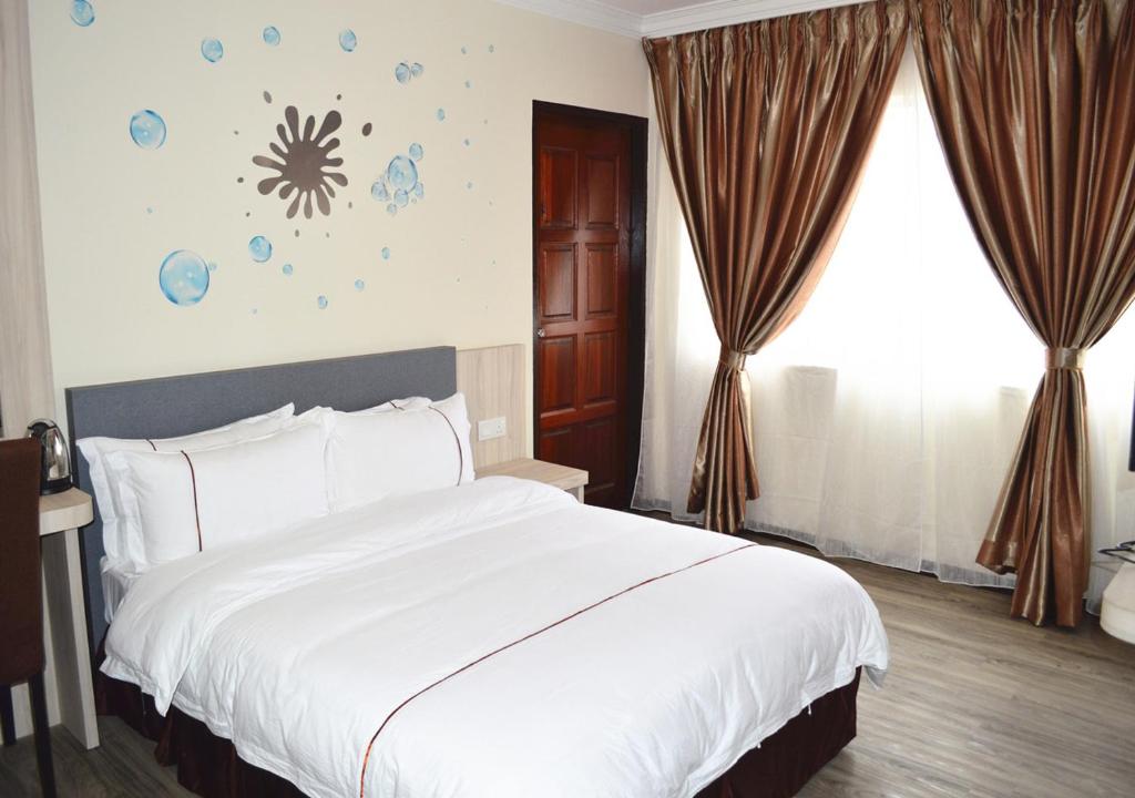 Postel nebo postele na pokoji v ubytování Angsoka Hotel