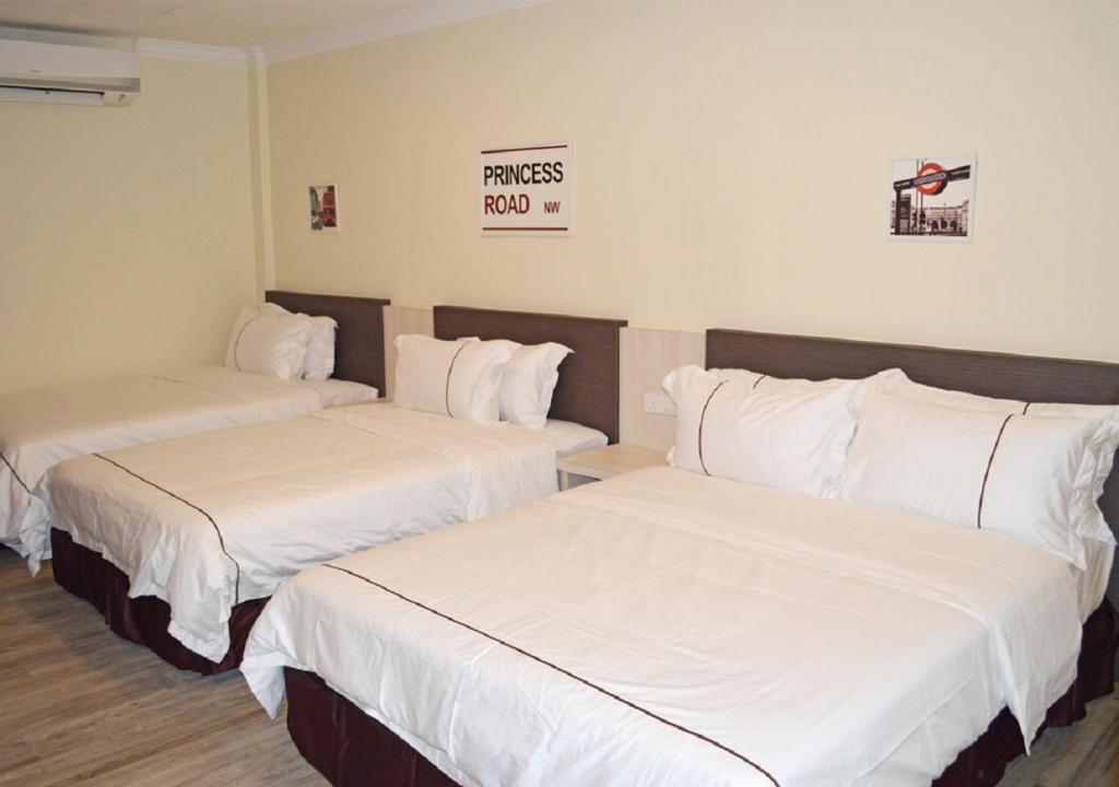 Postel nebo postele na pokoji v ubytování Angsoka Hotel
