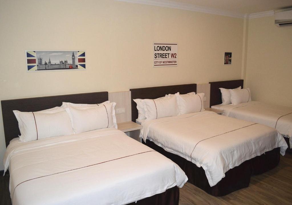 Postel nebo postele na pokoji v ubytování Angsoka Hotel