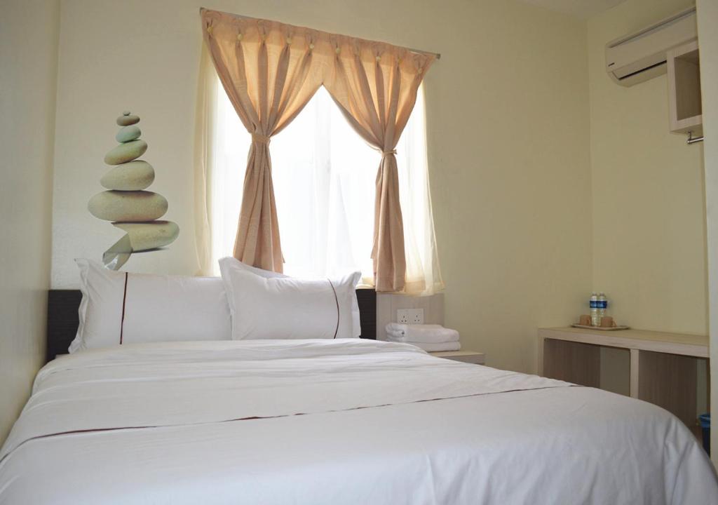 Postel nebo postele na pokoji v ubytování Angsoka Hotel