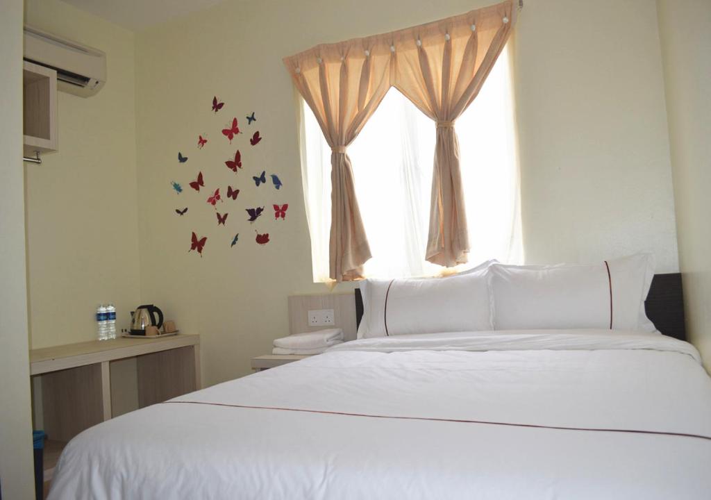 Postel nebo postele na pokoji v ubytování Angsoka Hotel