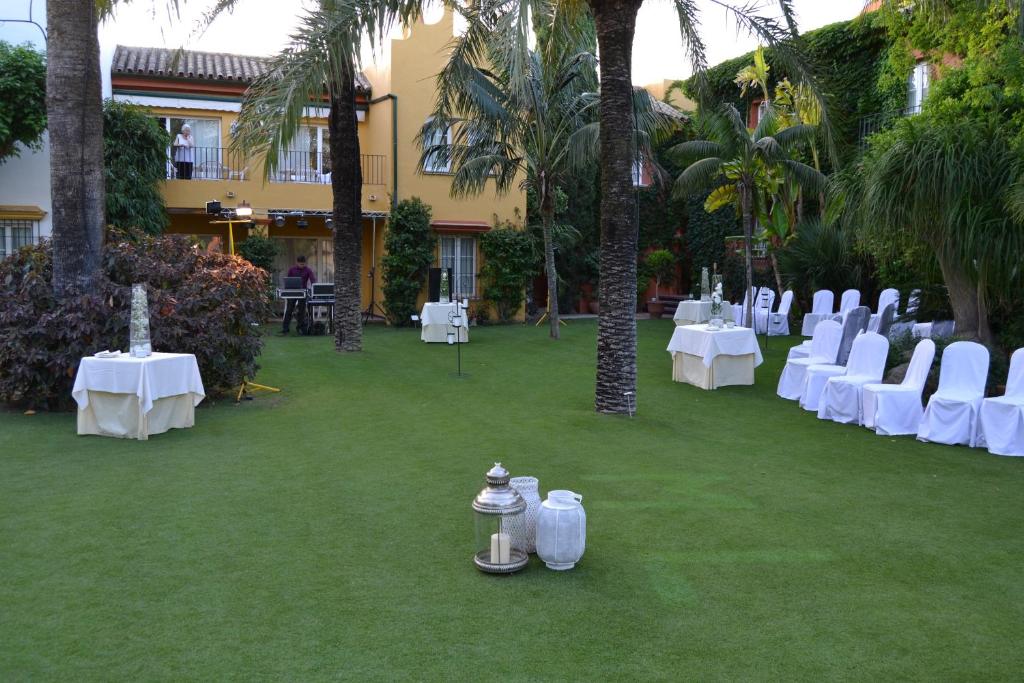 A garden outside Apartamentos Soho Boutique Vistahermosa