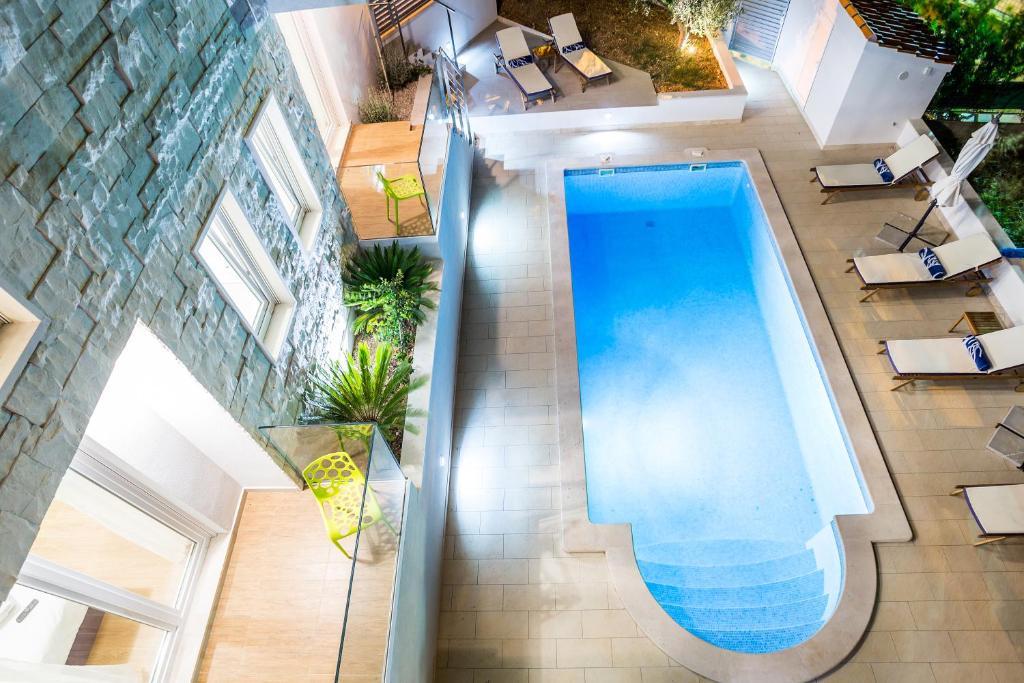 vista sul soffitto di una piscina in un edificio di Villa Blanka Bol save 15 percent on Split-villas com a Bol