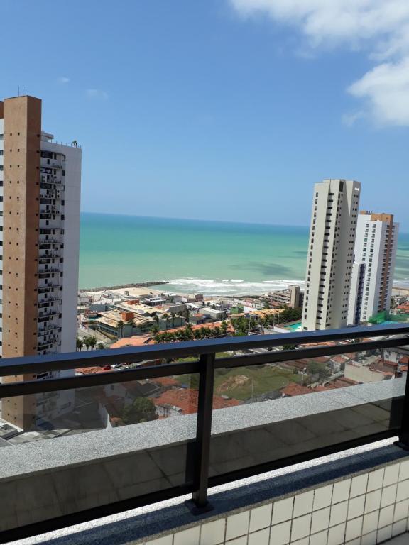 - Balcón con vistas a la playa en Ocean View Residence, en Natal