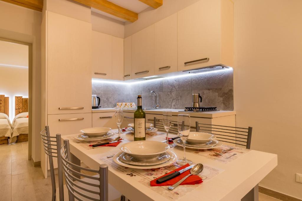 een keuken met een tafel en een fles wijn bij BRAGORA 3524 BETWEEN SAN MARCO AND BIENNALE in Venetië