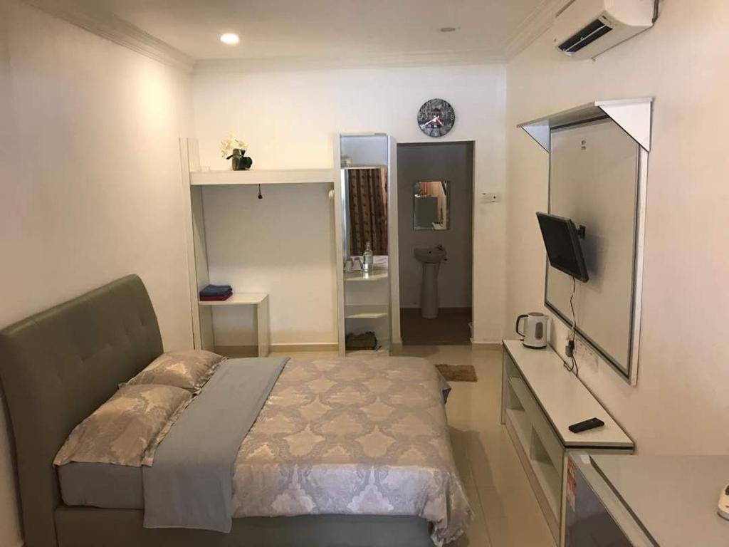 TV a/nebo společenská místnost v ubytování The Sofea Inn Transit Room Airport Kota Bharu