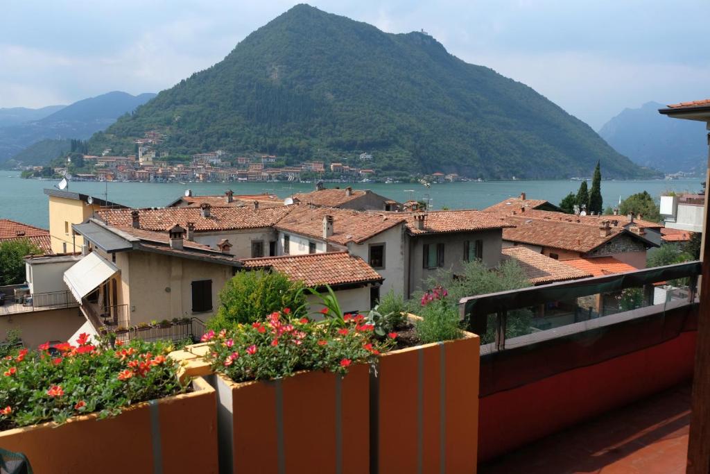 Blick auf eine Stadt mit einem Berg im Hintergrund in der Unterkunft Borgo a Lago in Sulzano