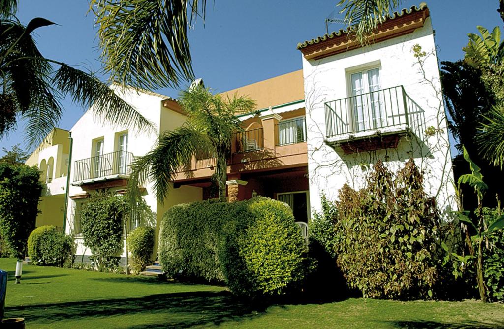 A garden outside Apartamentos Soho Boutique Vistahermosa