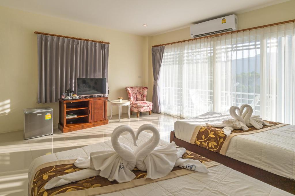 TV a/nebo společenská místnost v ubytování Alisa Krabi Hotel-SHA Plus
