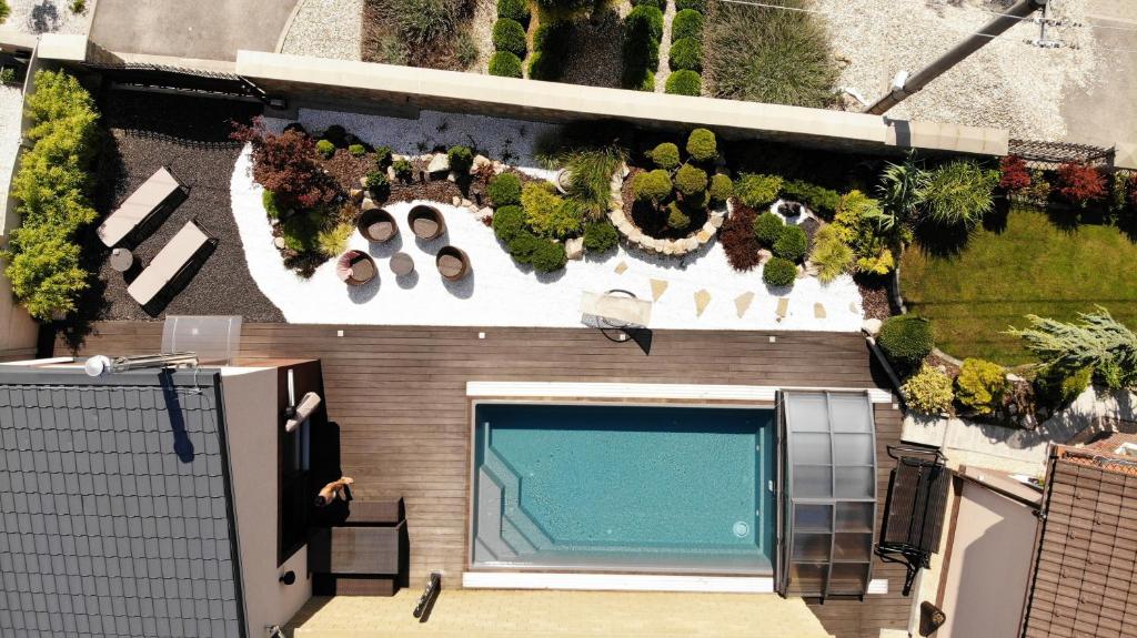 Πισίνα στο ή κοντά στο Tiny House with Private Pool