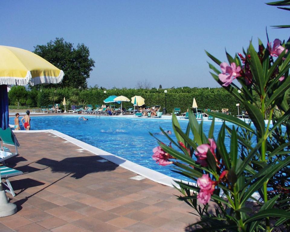- une grande piscine avec des personnes séjournant dans un complexe dans l'établissement Apt Gardasee Lazise Cola, à Colà