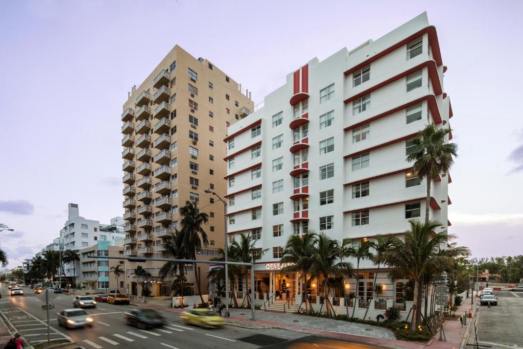 dois edifícios altos numa rua da cidade com trânsito em Generator Miami em Miami Beach