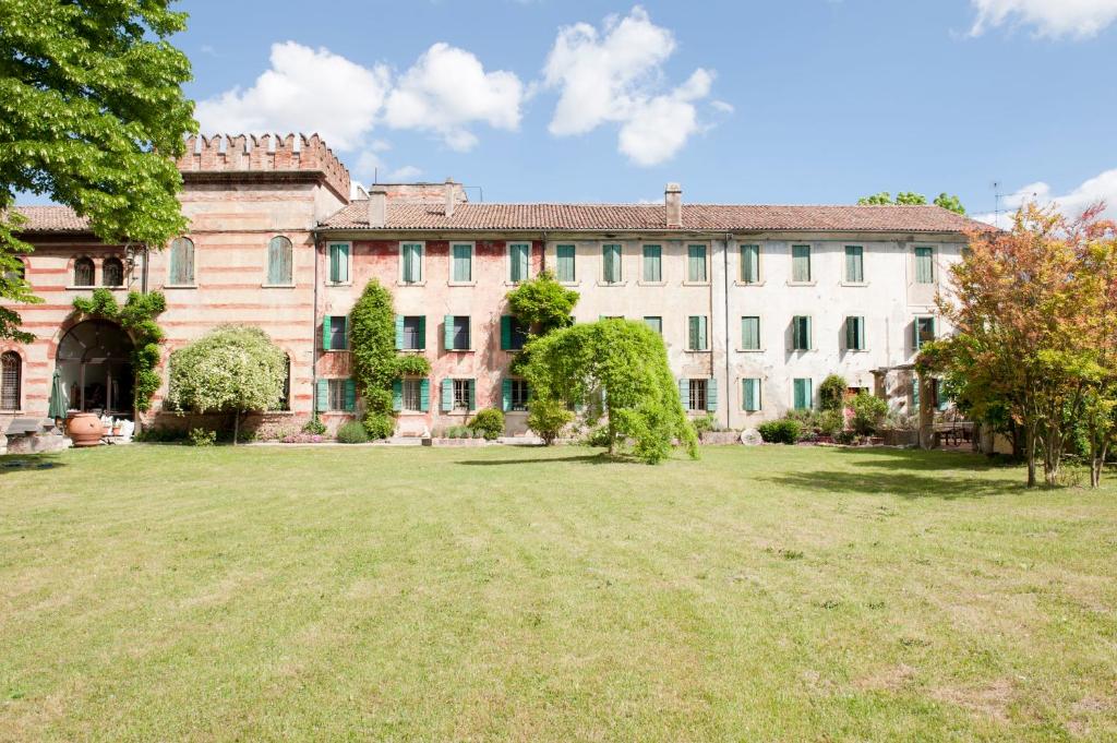 duży dom z dużym dziedzińcem przed nim w obiekcie La Casa Grande di Corte Italia w mieście Sorga