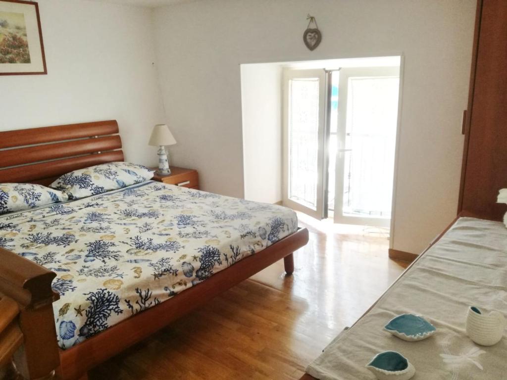 A bed or beds in a room at Flat near the sea in Pozzuoli
